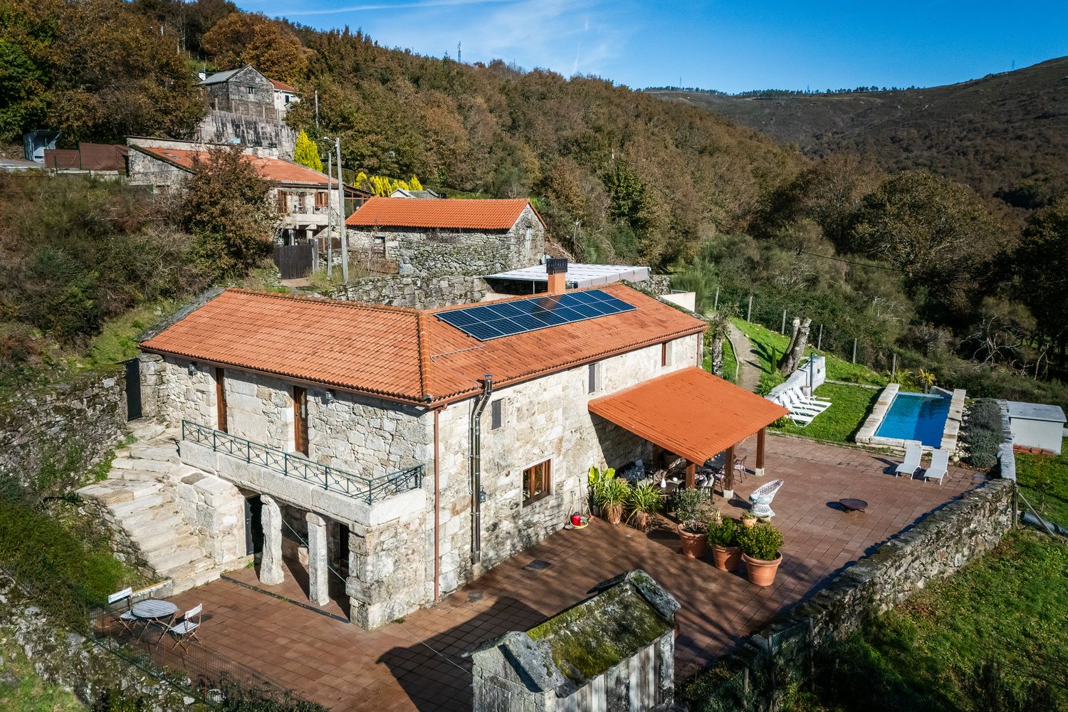 Una casa de pueblo independiente con terreno privado
